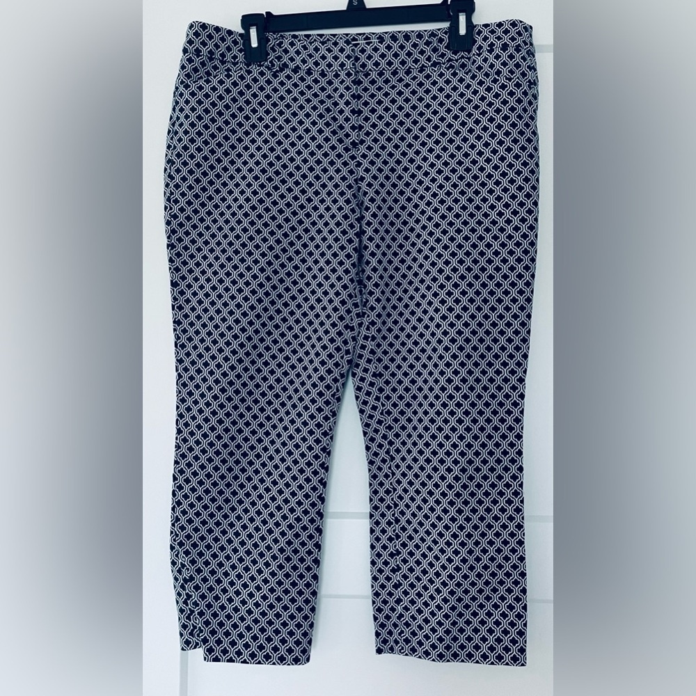 EUC Adrienne Vittadini Navy & White Moroccan Patterned Capris w/Pockets, Size 12